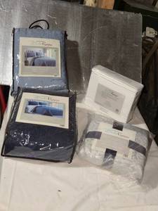 lot 252 image: Collection of Queen Bedding Sets and Throws - BellaRusso