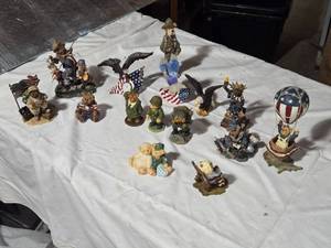 lot 261 image: Collection of Figurines Featuring Patriotic Bears and Themed Decor