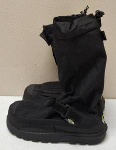lot 28 image: NEOS Overshoe Adventurer - Black - Size M NEW