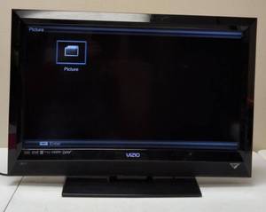 lot 40 image: VIZIO  VIZIO  32 720p HD LCD Television