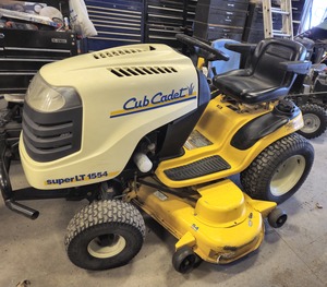 lot 54 image: CUB CADET   Super LT 1554 RIDING MOWER LAWNMOWER