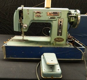 VINTAGE DE LUXE SEWING MACHINE