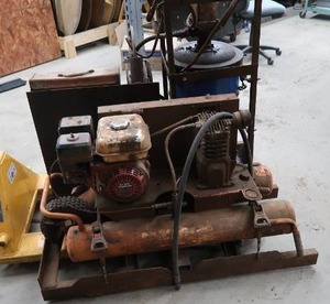 LUBRACATING STATION WITH AIR COMPRESSER