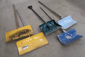 5 SNOW SHOVELS