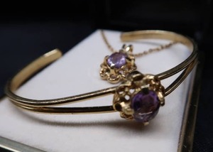 AMETHYST NECKLACE AND BRACELET.