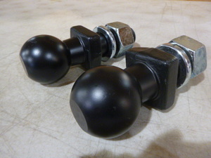 2 Tow Balls