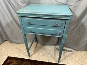lot 3 image: Shabby Chic Sewing Machine Repurposed into End table