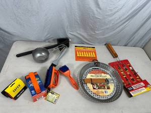 lot 27 image: New BBQ Cooking Accessories, Brushes