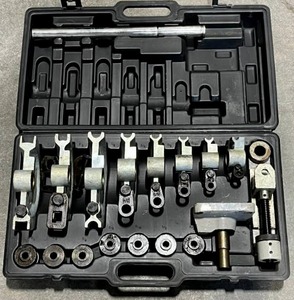 lot 41 image: Nice Hand Pipe Bender Kit with Carrying Case