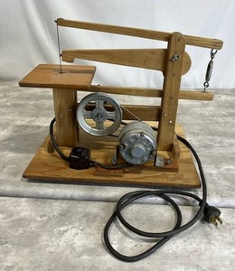lot 99 image: Neat Vintage Wooden Electric Scroll Saw in Excellent Working Condition (14 T x 16 W)