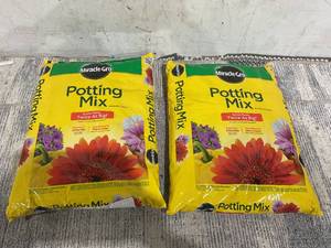lot 146 image: Miracle-Gro Potting Mix, For Container Plants, Flowers, Vegetables, Shrubs, Annuals, Perennials, Feeds up to 6 Months