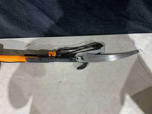 lot 309 image: Fiskars Extendable Pole Saw & Pruner (712)