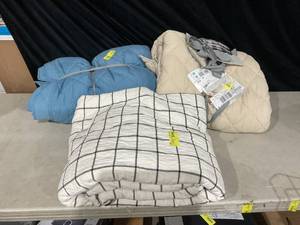 lot 332 image: LOT OF 3 Better Homes & Garden Quilts