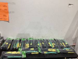 lot 534 image: LOT OF 9Pcs Tree Stake Kit Tree Stakes and Supports Set