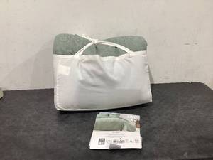 lot 551 image: Better Homes & Gardens FullQueen Comforter and 2 Shams, Green