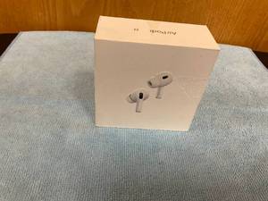 lot 24 image: Apple AirPods Pro (2nd generation)