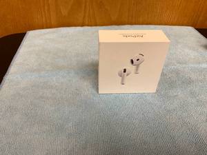 lot 72 image: Apple - AirPods 4 - White