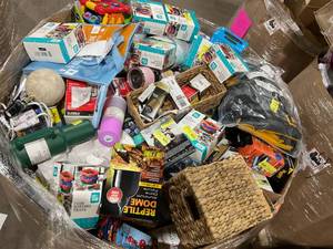lot 905 image: Wholesale Pallet of Assorted Miscellaneous Items