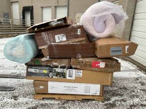 lot 909 image: Wholesale Pallet of Assorted Miscellaneous Items