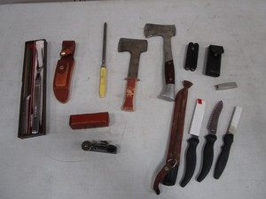 lot 88 image: Vintage Pocket Range Finder & Misc. Knives