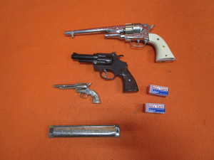 lot 139 image: Vintage Cap Gun & Harmonica
