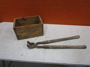 lot 101-A image: Vintage Ammo Box & De-Horner
