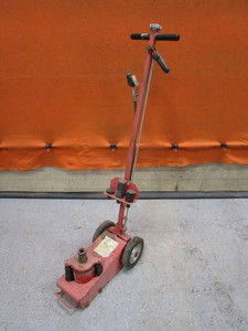 lot 19 image: 22ton Air over Hydraulic Jack