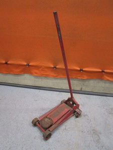lot 15 image: Snap-On 2 Ton Floor Jack