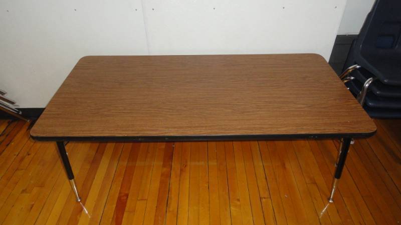 lot 195 image: 60 x 30 x 22 Crafting, Game Table