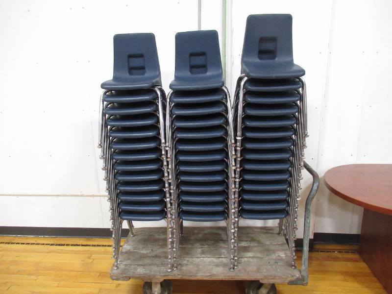 lot 200 image: Lot of 40 Kids Bucket Chairs-Blue