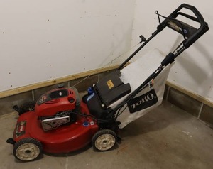 lot 7 image: Toro Recycler 22-Inch Lawn Mower wBriggs & Stratton Engine