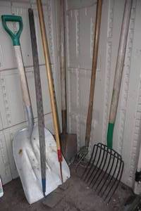 lot 65 image: Garage, Lawn & Garden Tools Rakes Hoes Shovels Etc