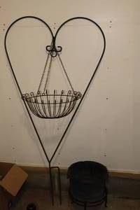 lot 142 image: Lawn & Garden4-Foot Green Metal Heart-Shaped Hanging Pot Stand Trellis, 17 Hanging Wire Basket, Graniteware Flower Pot, 9 Metal Wired Plant Base Stand