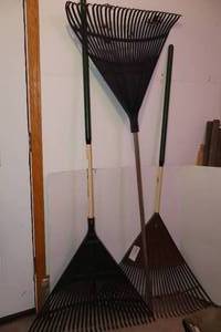 lot 84 image: Lawn & GardenDurable Plastic Leaf Yard Rakes