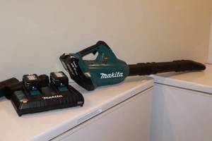 lot 11 image: Makita 36V(18V x2) Brushless Blower Kit w2 Extra Batteries BL Motor