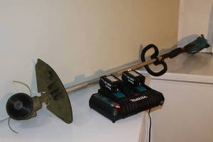 lot 12 image: Makita Weed Eater XRU09 36V (18V X2) Brushless String Trimmer Kit (5.0Ah) wTwo Batteries and Charger