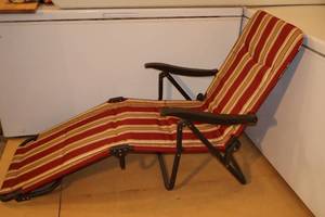 lot 18 image: Outdoor Patio Lawn Chair Cushioned Lounger