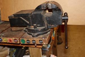 lot 33 image: Garage Shop Workbench...Bench Vise