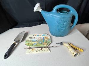 lot 211 image: Garden Tool Set with Welcome Sign and Spray Nozzle