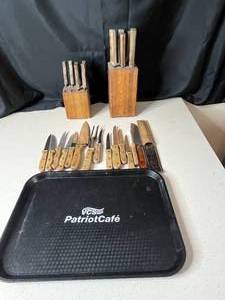 lot 214 image: Wooden Handle Kitchen Knives with Block Storage