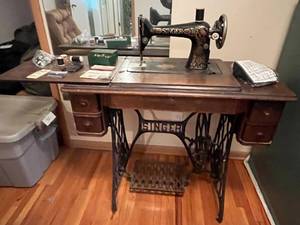 lot 364 image: Antique Singer Sewing Machine w Cabinet & Accessories - untested