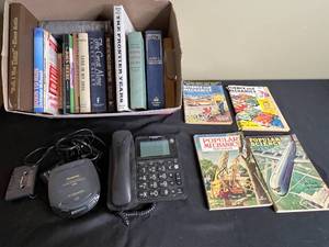 lot 400 image: Mixed Lot of Vintage Books, Magazines, and Electronics untested