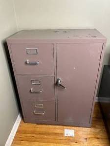 lot 195 image: Metal File Cabinet with 4 Drawers and Door