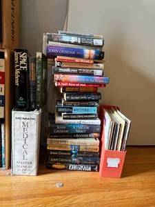 lot 387 image: Collection of John Grisham Books and Various Other Titles