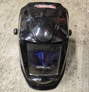 lot 489 image: Lincoln Electric Viking Auto-Darkening Welding Helmet