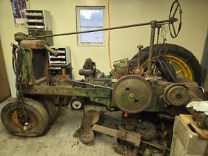 lot 500 image: Vintage John Deere Style Tractor - Project Restoration Item