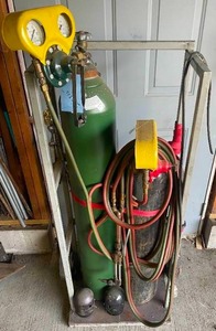 lot 6 image: Oxygen Acetylene Welding Outfit with Tanks and Regulators