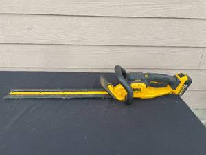 lot 26 image: DeWalt 20V MAX 22-Inch Hedge Trimmer with 5Ah Battery
