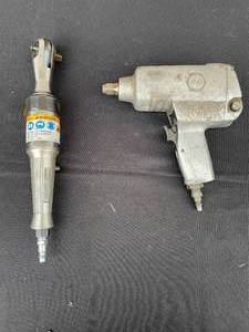 lot 52 image: 2 Pneumatic Tools Snap-on Air Ratchet and Black & Decker Impact Wrench