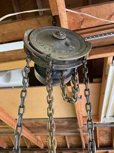 lot 82 image: Heavy Duty Yale Chain Block Hoist with Chain